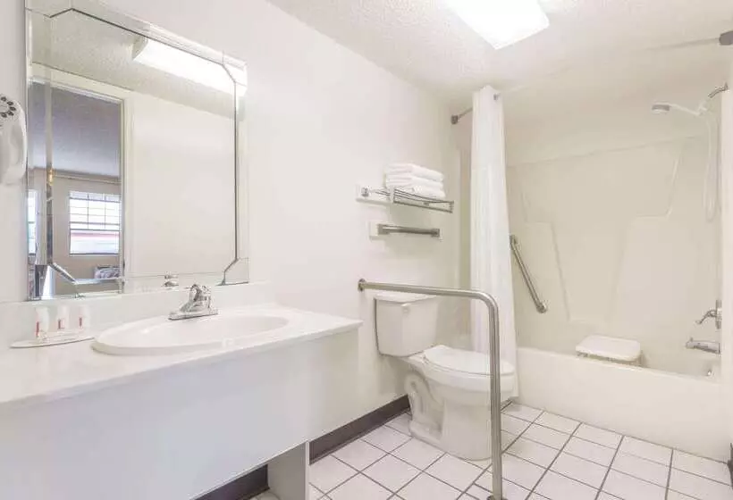 Отель Days Inn By Wyndham Madison