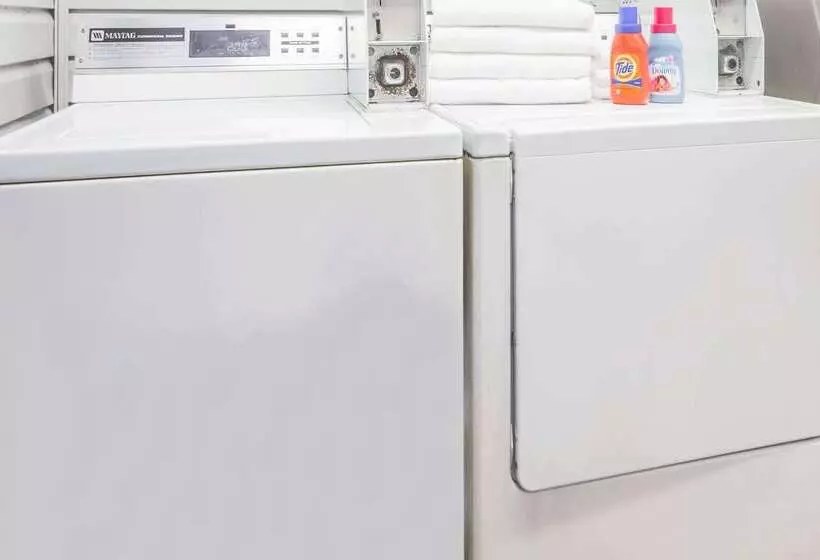 Отель Days Inn By Wyndham Madison