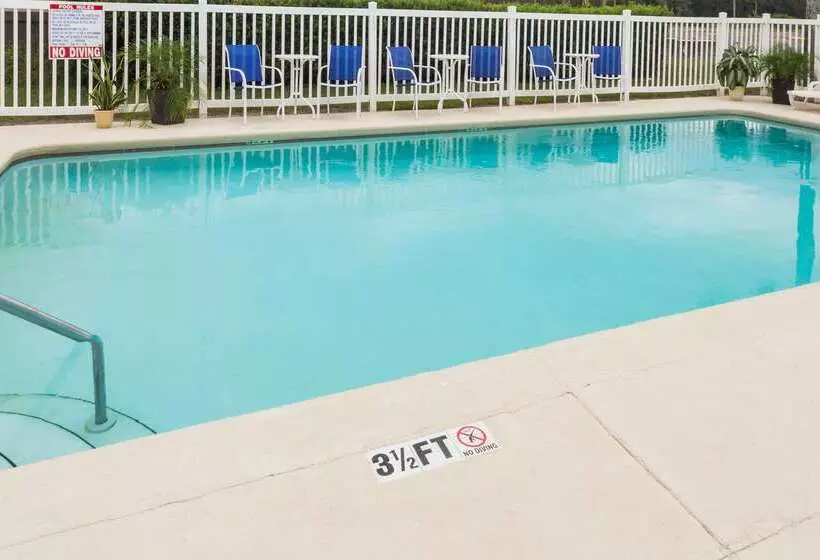 Отель Days Inn By Wyndham Madison