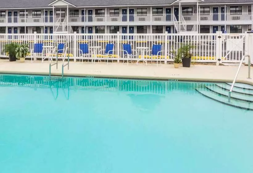 Отель Days Inn By Wyndham Madison