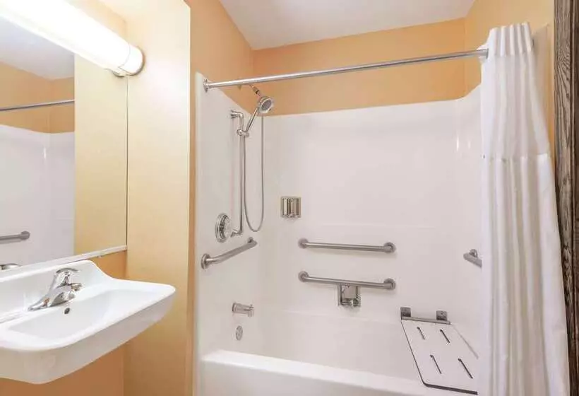 בית מלון כפרי Days Inn & Suites By Wyndham Youngstown / Girard Ohio