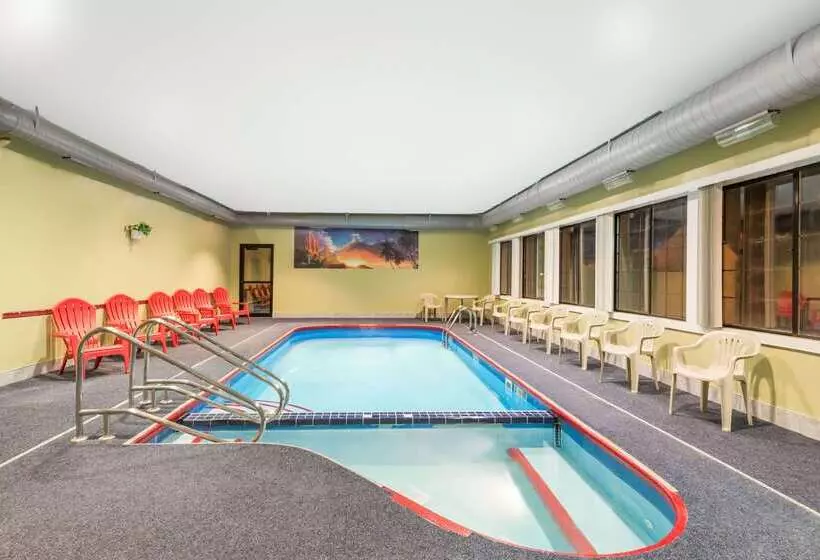 בית מלון כפרי Days Inn & Suites By Wyndham Youngstown / Girard Ohio