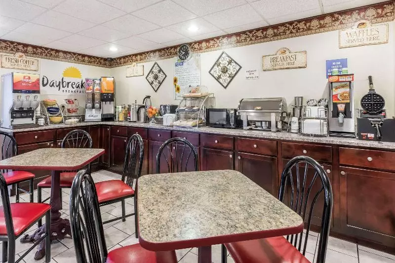 בית מלון כפרי Days Inn & Suites By Wyndham Youngstown / Girard Ohio