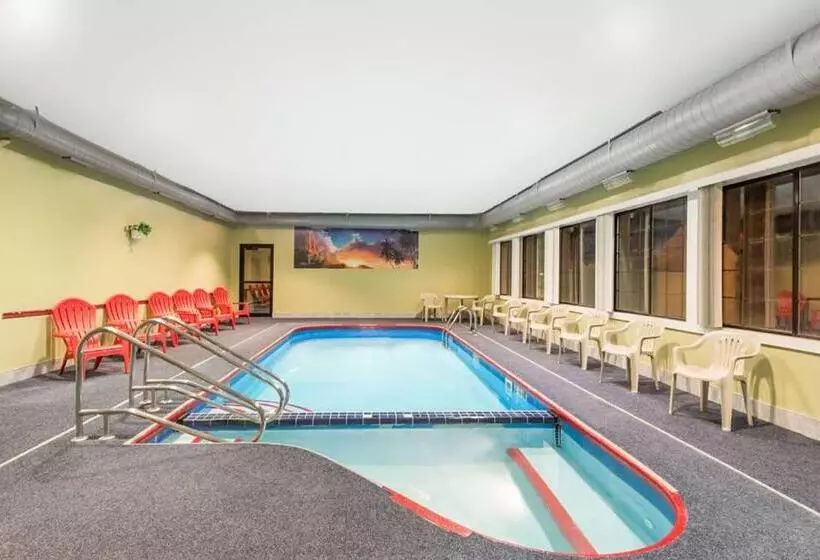 בית מלון כפרי Days Inn & Suites By Wyndham Youngstown / Girard Ohio