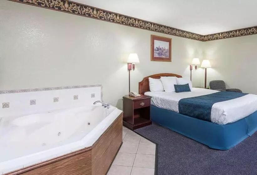 בית מלון כפרי Days Inn & Suites By Wyndham Youngstown / Girard Ohio