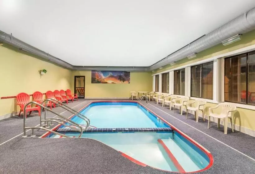 בית מלון כפרי Days Inn & Suites By Wyndham Youngstown / Girard Ohio