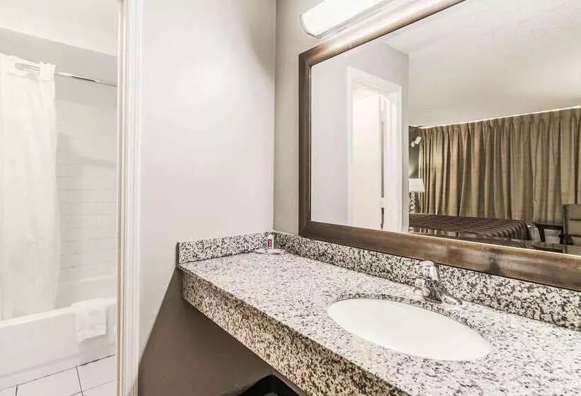 هتل Econo Lodge North