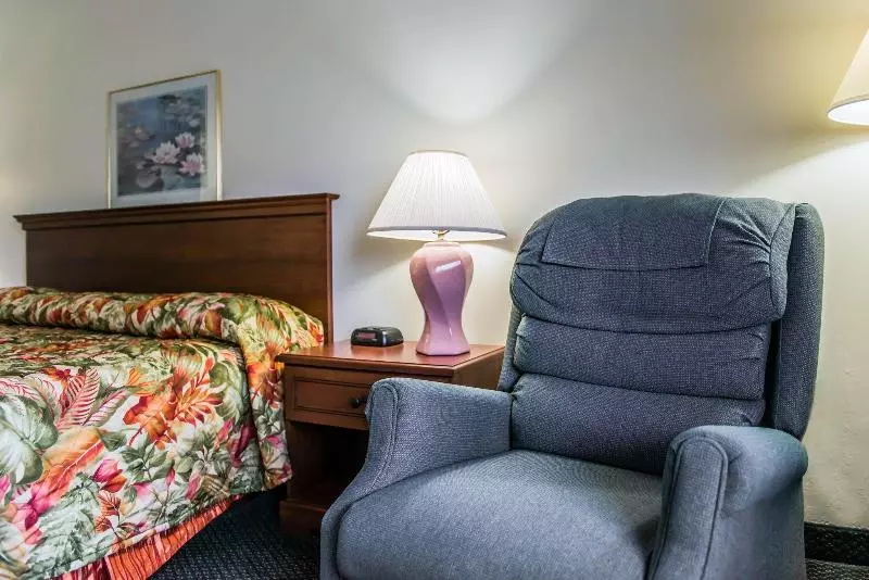 هتل Econo Lodge North