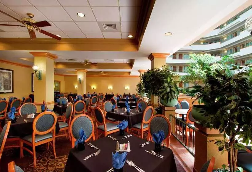 ホテル Embassy Suites By Hilton Greensboro Airport