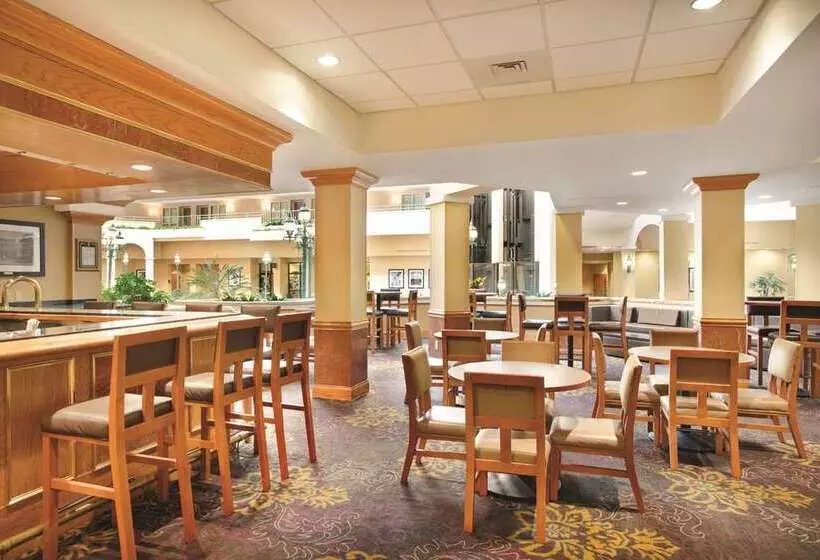 ホテル Embassy Suites By Hilton Greensboro Airport