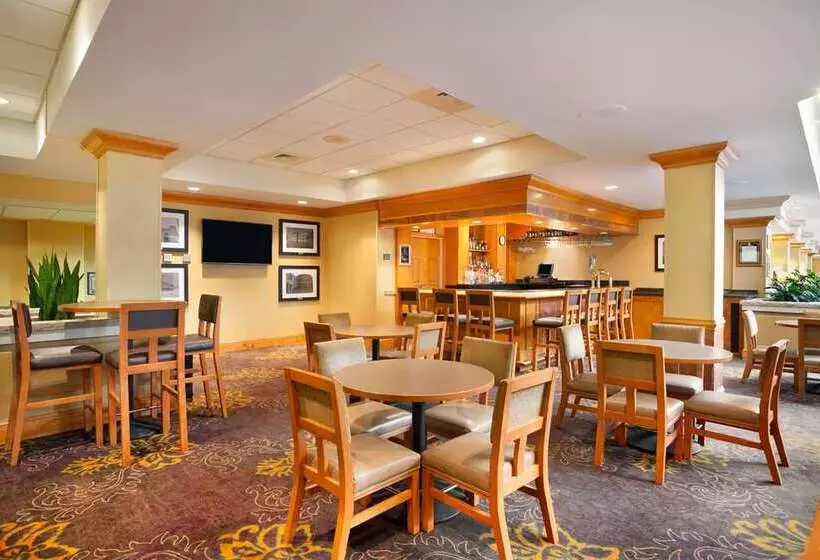 ホテル Embassy Suites By Hilton Greensboro Airport