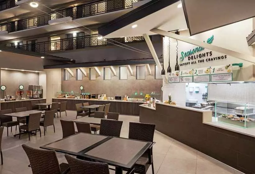 בית מלון כפרי Embassy Suites By Hilton Miami International Airport