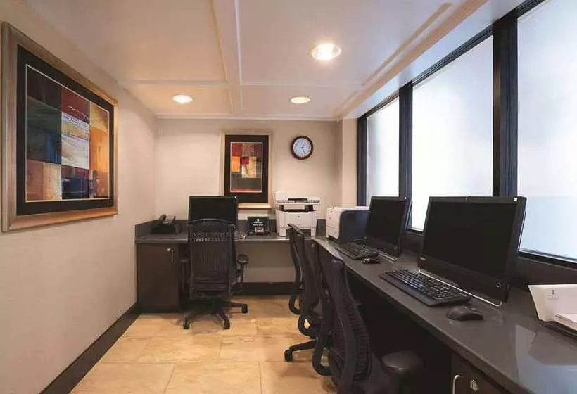 فندق Embassy Suites Corpus Christi