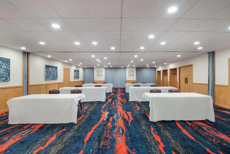 ホテル Finger Lakes Inn & Suites