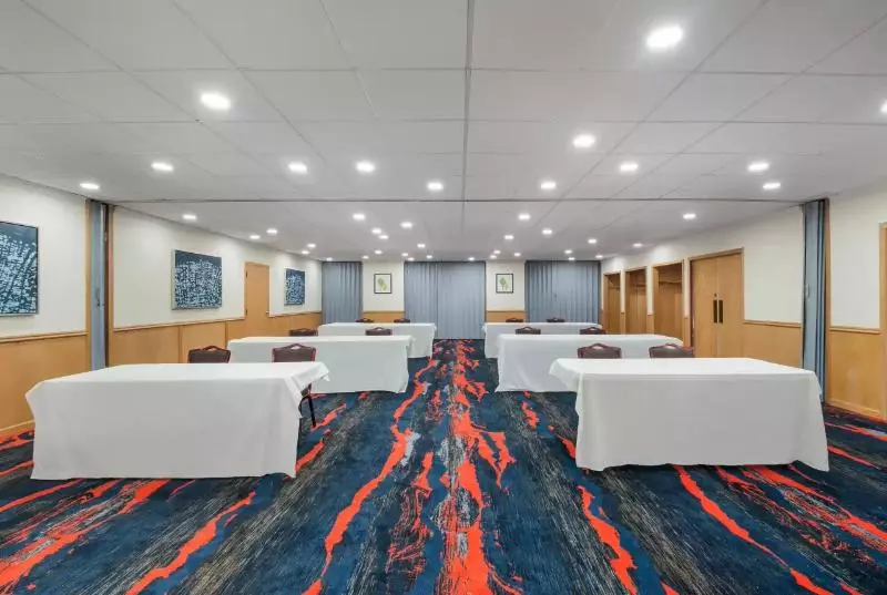 فندق Finger Lakes Inn & Suites