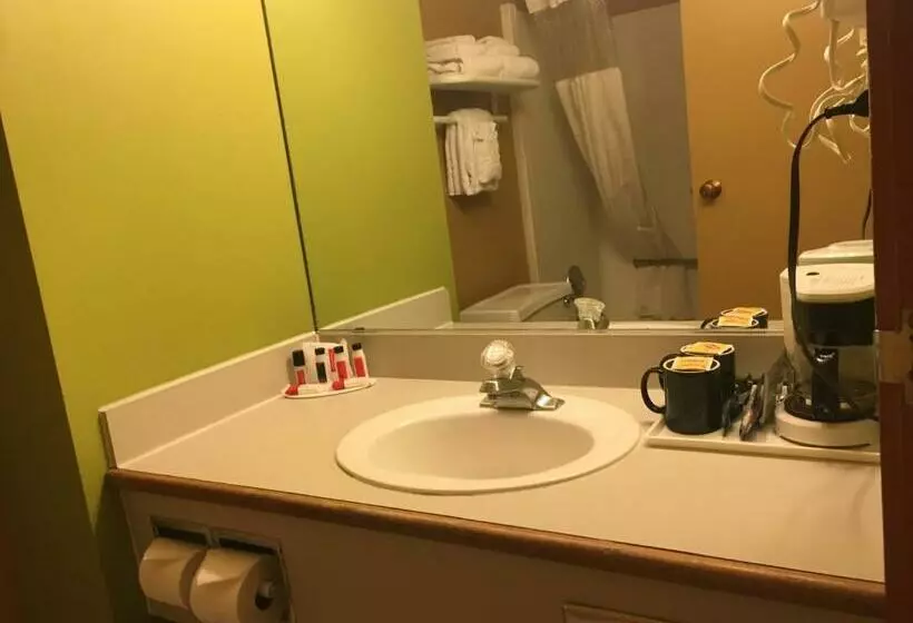 בית מלון כפרי Ramada By Wyndham Portland Airport