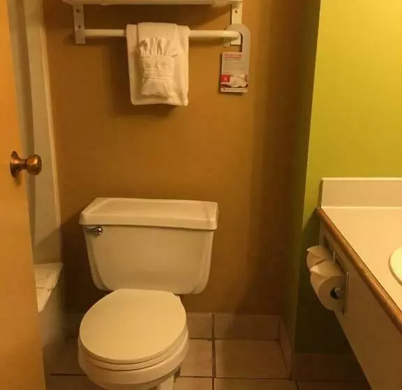 בית מלון כפרי Ramada By Wyndham Portland Airport