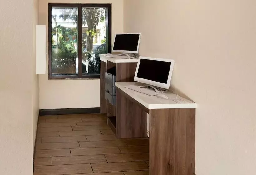 فندق Red Roof Plus Miami Airport