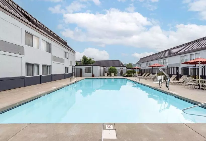 فندق Best Western Plus Bridgeport Inn