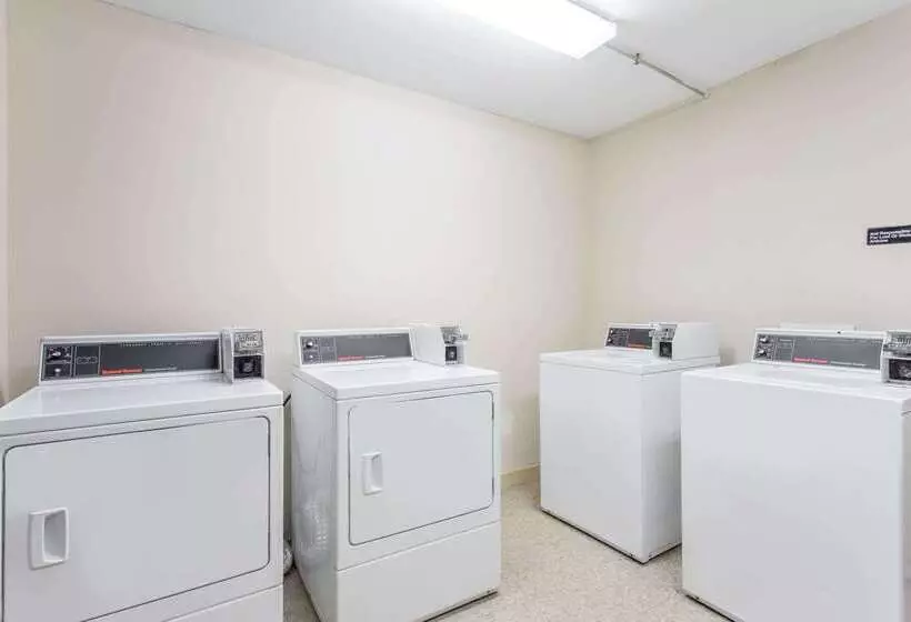 בית מלון כפרי Days Inn By Wyndham Norfolk Airport