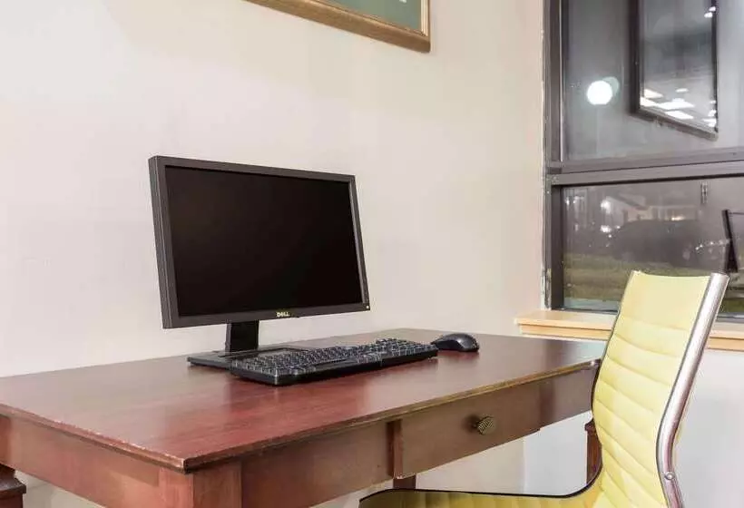 בית מלון כפרי Days Inn By Wyndham Norfolk Airport