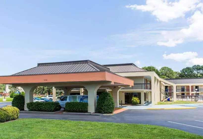 בית מלון כפרי Days Inn By Wyndham Norfolk Airport