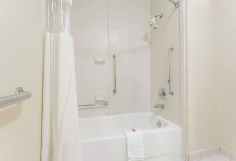 בית מלון כפרי Days Inn By Wyndham Norfolk Airport