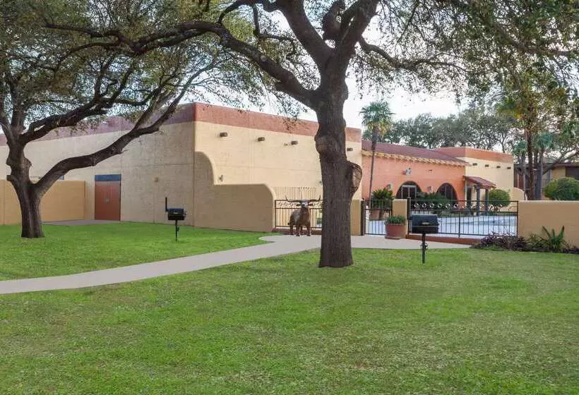 ホテル Days Inn By Wyndham Uvalde