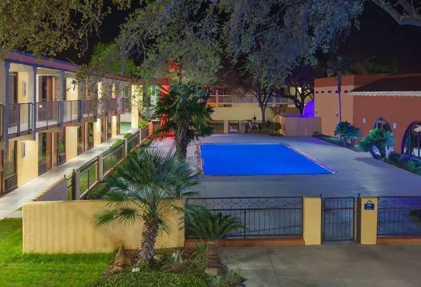 ホテル Days Inn By Wyndham Uvalde