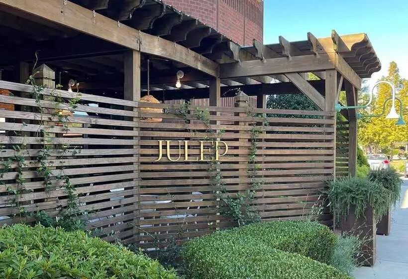 هتل Hilton Greenville