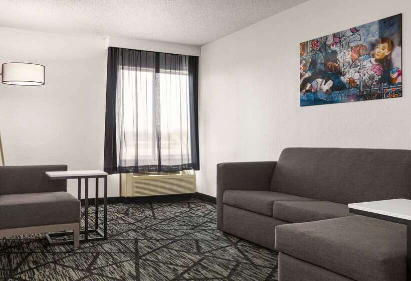 فندق La Quinta By Wyndham Cleveland Airport West