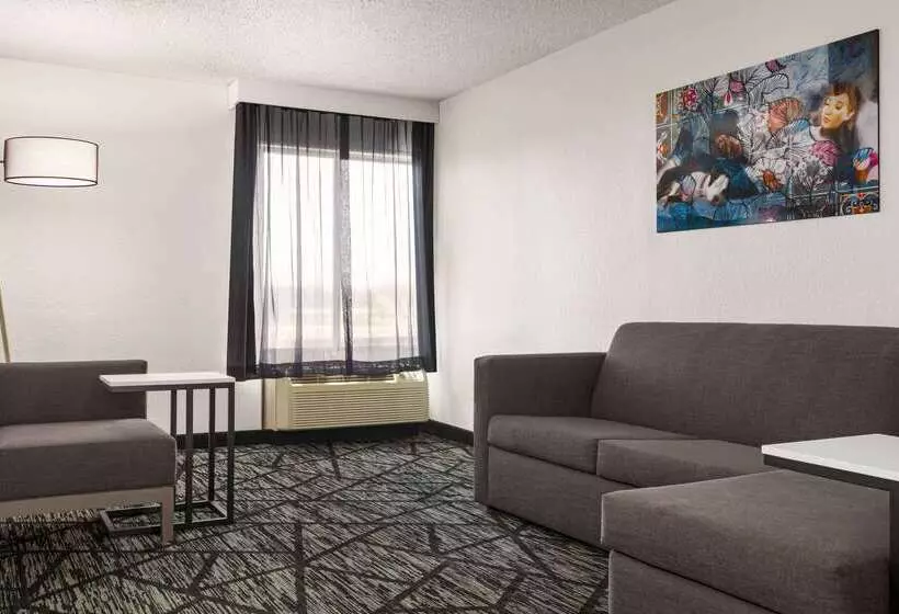 فندق La Quinta By Wyndham Cleveland Airport West