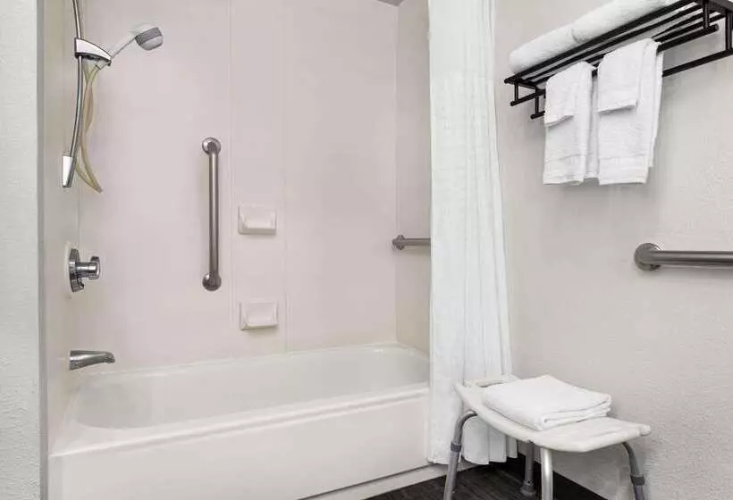 فندق La Quinta By Wyndham Cleveland Airport West