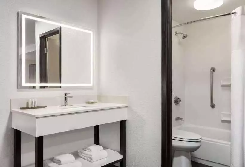 فندق La Quinta By Wyndham Cleveland Airport West