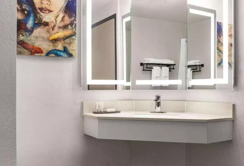 فندق La Quinta By Wyndham Cleveland Airport West