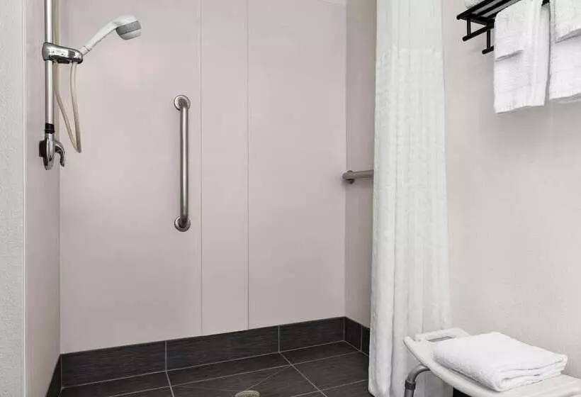 فندق La Quinta By Wyndham Cleveland Airport West