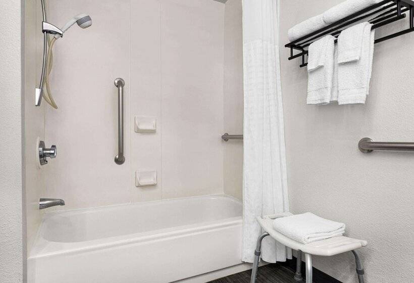 فندق La Quinta By Wyndham Cleveland Airport West