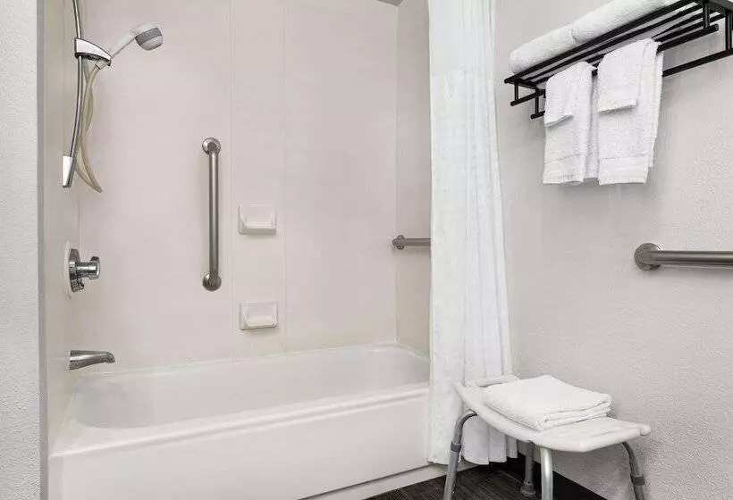 فندق La Quinta By Wyndham Cleveland Airport West