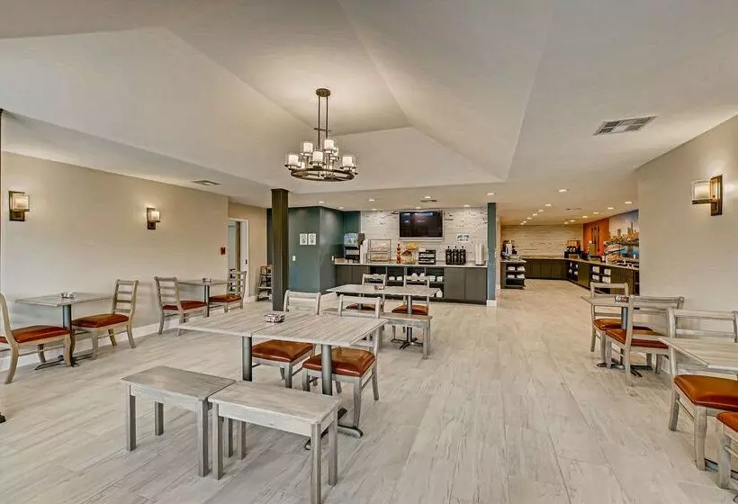 Отель Orangewood Inn And Suites Midtown