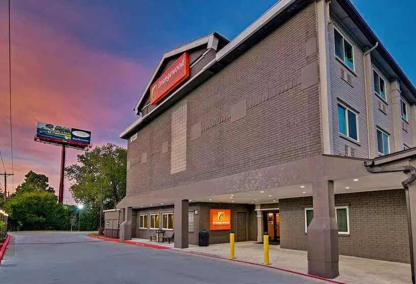 Отель Orangewood Inn And Suites Midtown