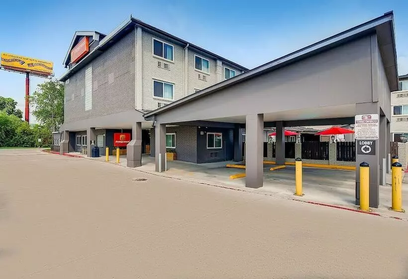 Отель Orangewood Inn And Suites Midtown