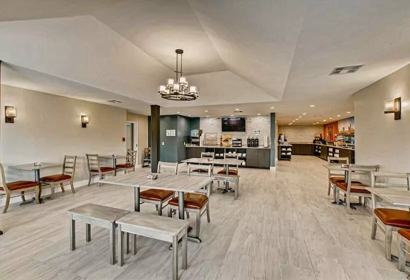 Отель Orangewood Inn And Suites Midtown