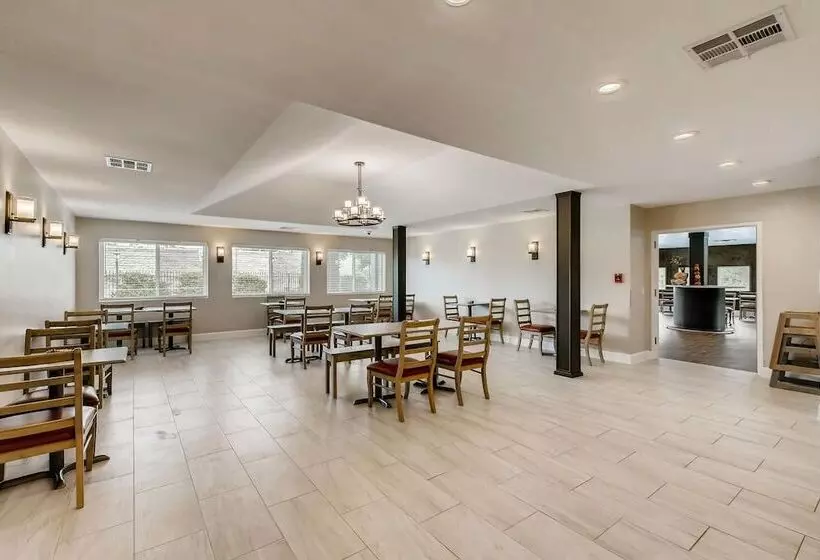 Отель Orangewood Inn And Suites Midtown