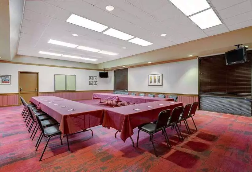 בית מלון כפרי Ramada By Wyndham Provo