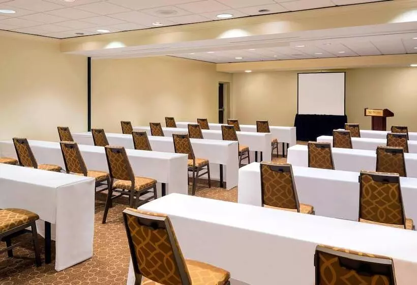 בית מלון כפרי Sheraton Harrisburg Hershey