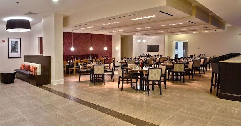 فندق Holiday Inn Charlotte Airport, An Ihg