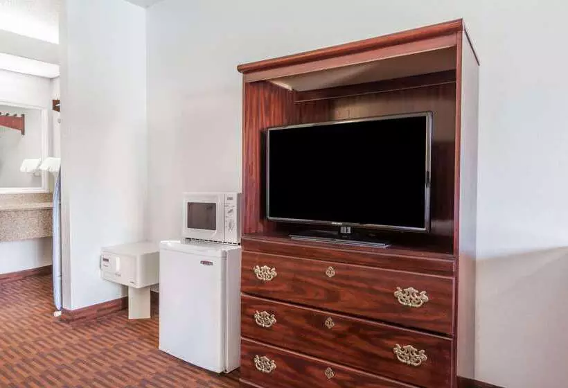 Отель Howard Johnson By Wyndham Albany