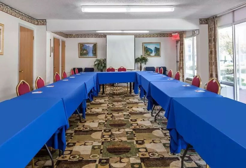 Отель Howard Johnson By Wyndham Albany