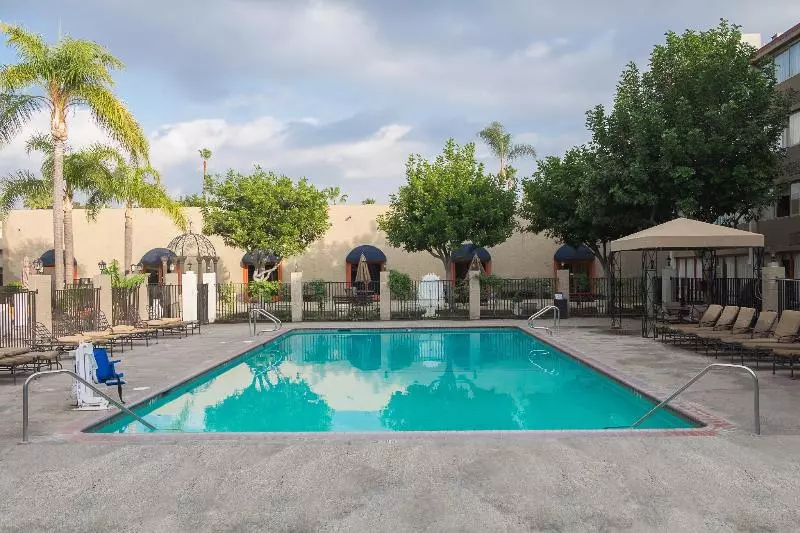 فندق Howard Johnson By Wyndham Fullerton/anaheim Conference Cntr