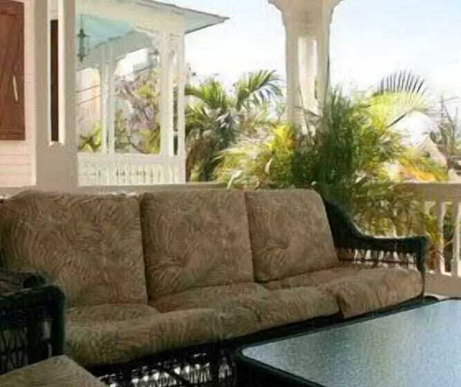 هتل Island City House